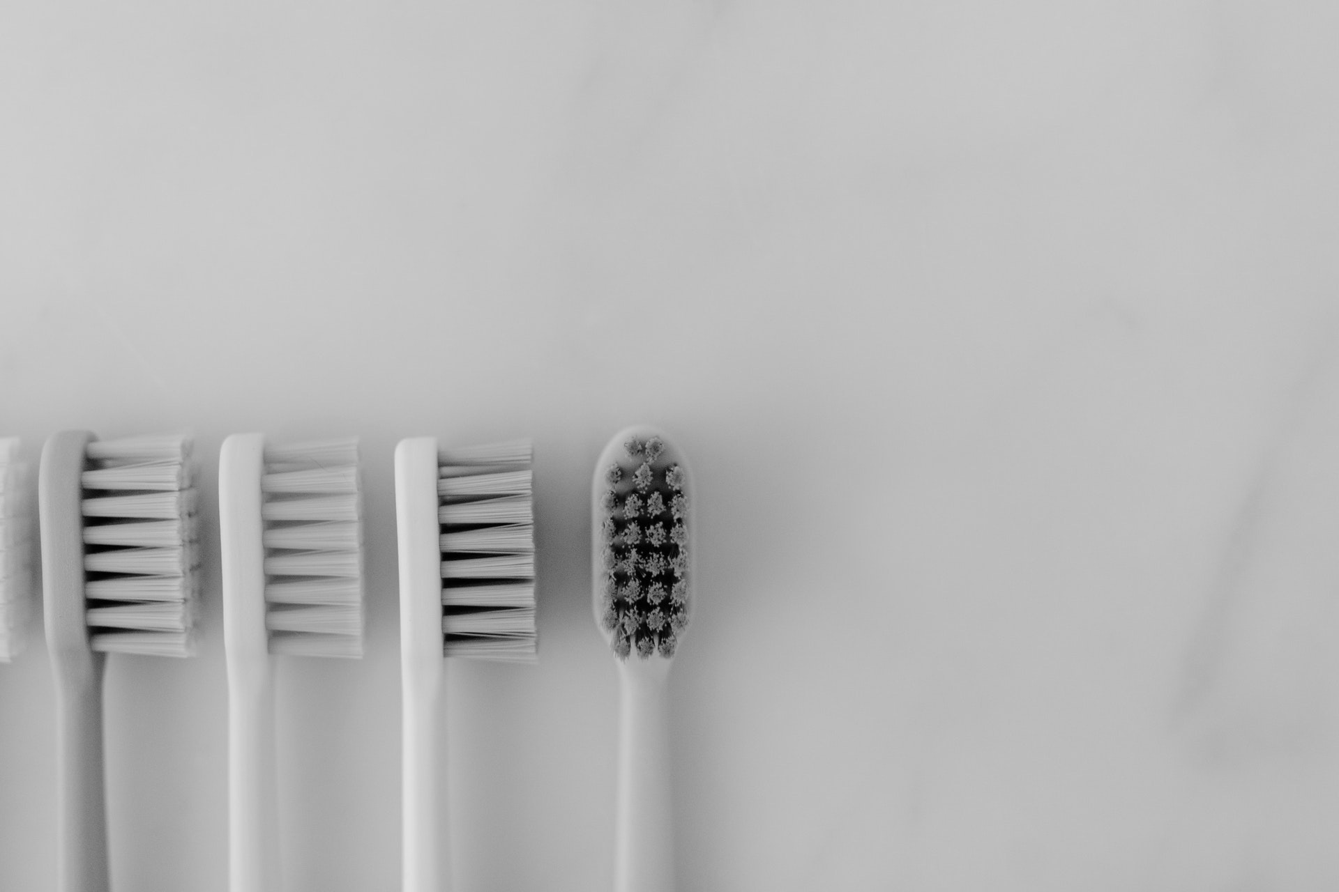 Τέσσερις ξαπλωμένες οδοντόβουρτσες